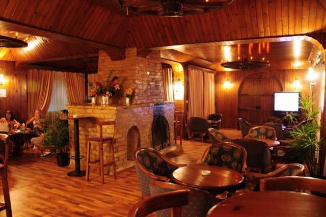 Riverside-Ranch-bar