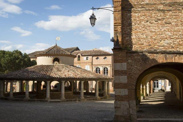 Auvillar-shutterstock_532526983