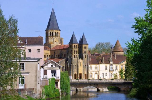 Paray-le-Monial_shutterstock_256360219