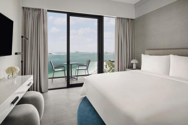 DELUXE BEACH AND POOL KING ROOM 1
