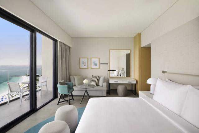 DELUXE BEACH AND POOL KING ROOM 3
