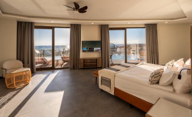 Corner Suite Swim Up Sea View (1)