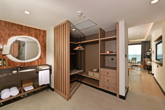 Deluxe Sea View (3)