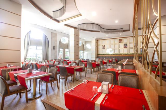 LA GARE MAIN RESTAURANT - Inside