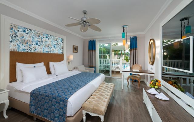 Deluxe Pool Room 2