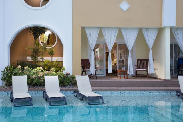Acc-Royal Deluxe suite swim up (3)