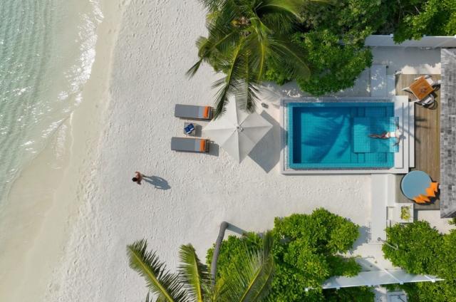 Emerald Faarufushi Resort 10 BVpool (1)