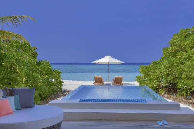 Emerald Faarufushi Resort 10 BVpool (2)