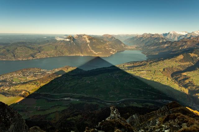 Niesen - Der pyramidenförmige Niesenschatten.JPG
