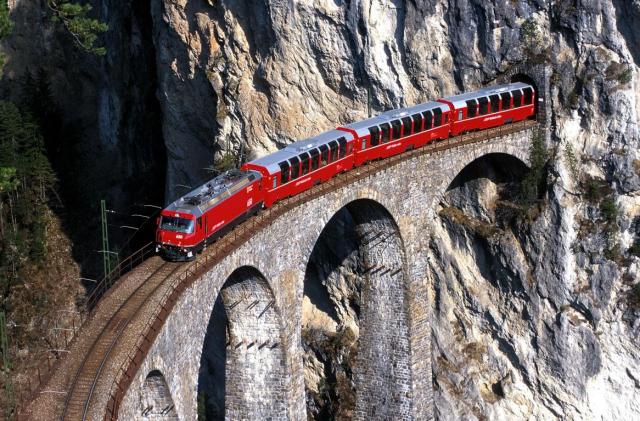 Bernina Express a viadukt Landwasser.JPG