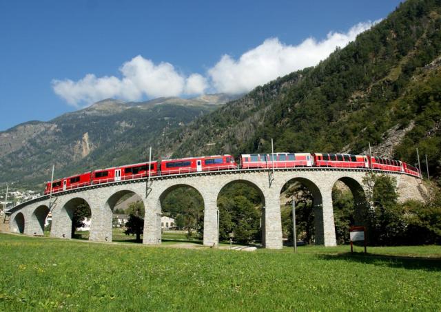 Bernina Express a viadukt Brusio.JPG