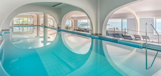 5-star-hotel-in-madeira-pool-exterior