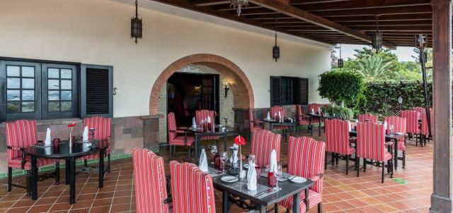 5-star-hotel-in-madeira-taverna grill exterior