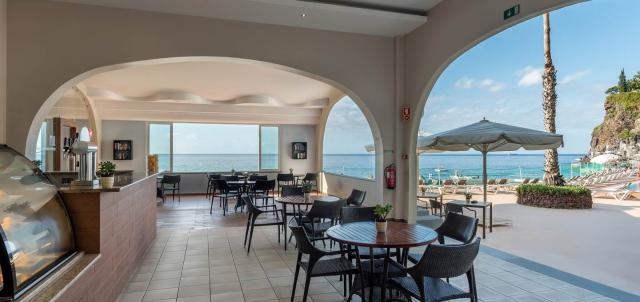 5-star-hotel-in-madeira-pool-bar