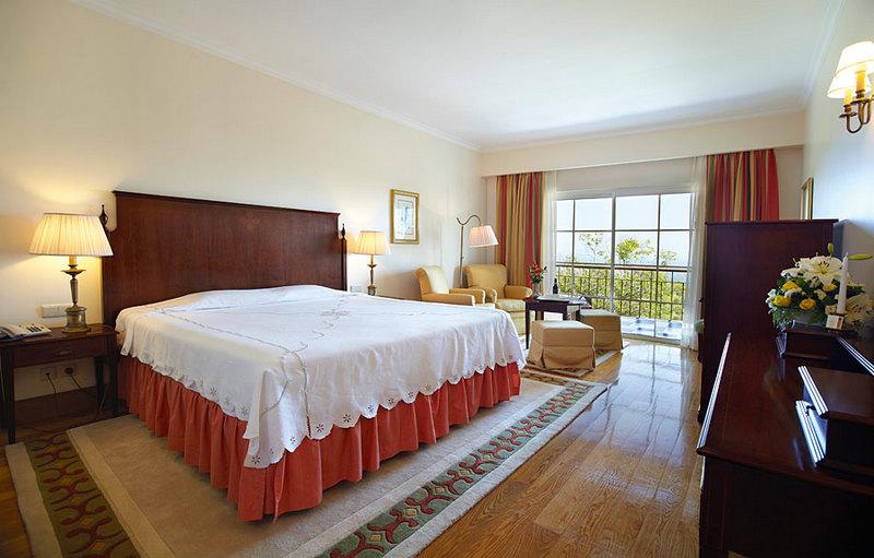 Bedroom with king size bed