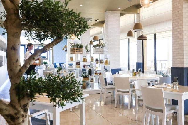 Marina Hotel Corinthia Beach Resort int (11)