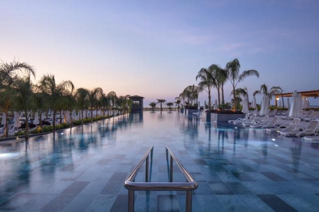 relax-pool_50586547742_o