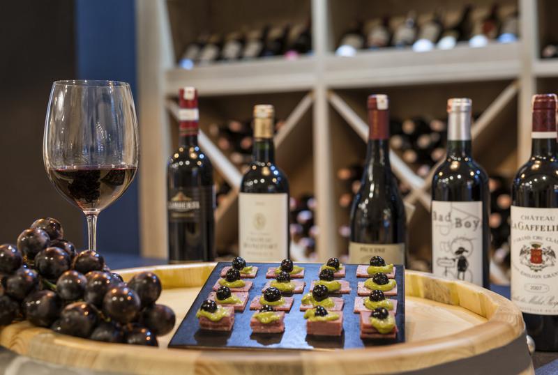 Doubletree-by-Hilton-restaurant-Wine-18120