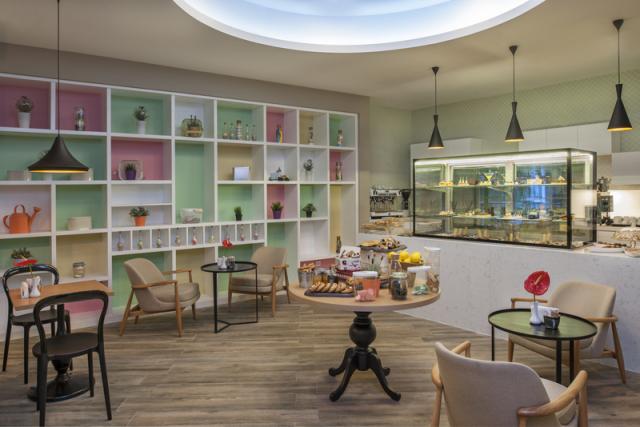 Doubletree-by-Hilton-restaurant-Patisserie-1865