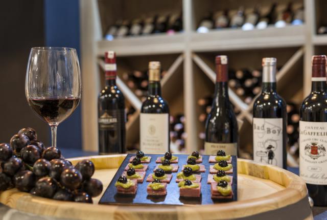 Doubletree-by-Hilton-restaurant-Wine-18120