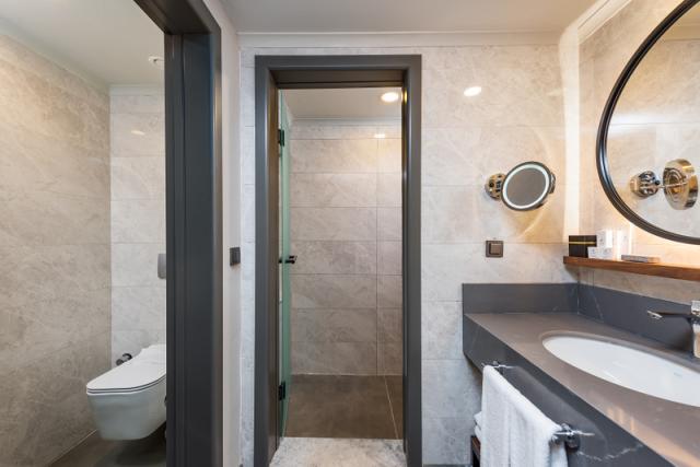 standard rooms general bath and wc-2