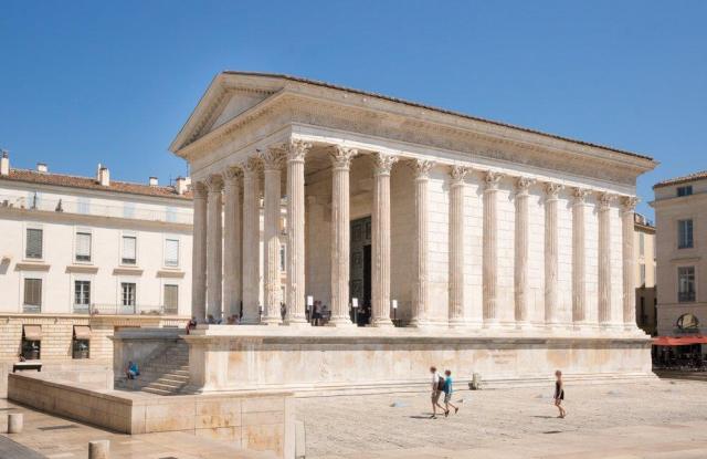 Francie_Nimes_shutterstock_147377357