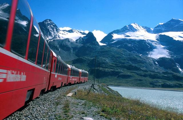 Bernina-Express-v-prusmyku-Bernina-2