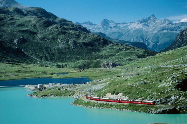 Bernina Express v průsmyku Bernina.JPG