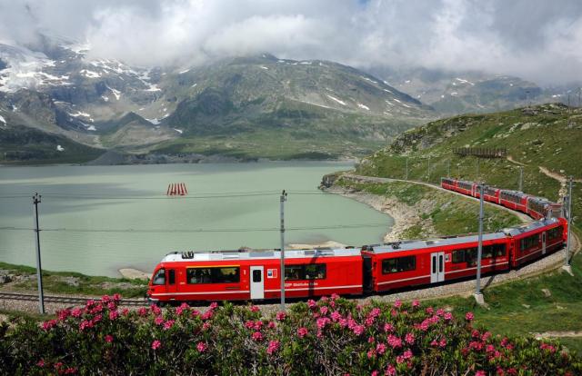 Bernina Express a Lago Bianco.JPG