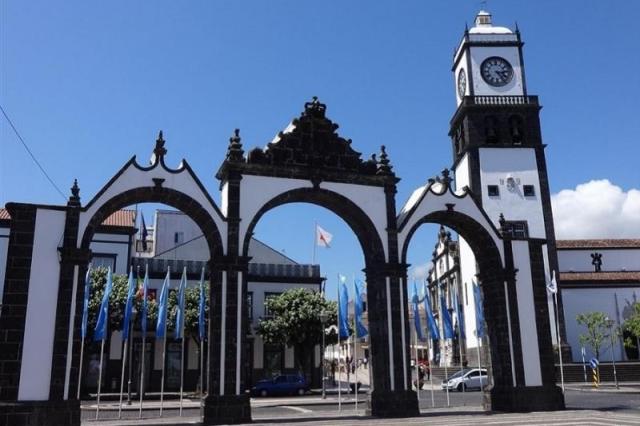 Azorské_ostrovy_Sao_Miguel_pěší_turistika_v_zeleném_ráji_portug