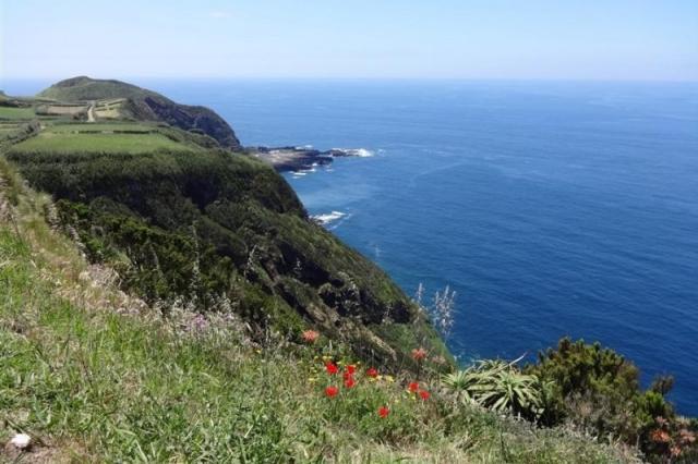 Azorské_ostrovy_Sao_Miguel_pěší_turistika_v_zeleném_ráji_portug