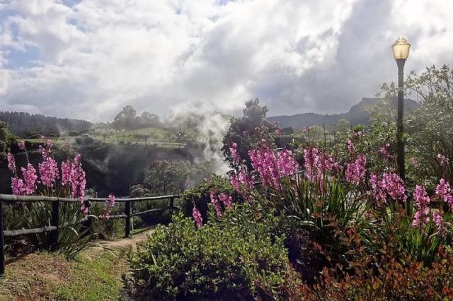 Azorské_ostrovy_Sao_Miguel_pěší_turistika_v_zeleném_ráji_portug