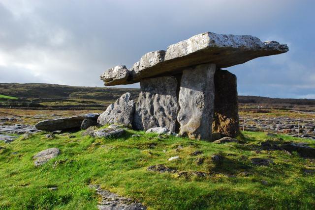 Irsko_burren-dolmen-13.jpeg