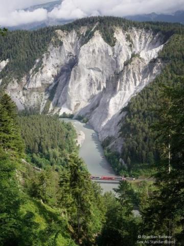 Švýcarsko_letecky_glacier-express-in-der-rheinschlucht-copyrigh