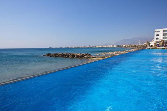 Řecko_Kréta_Ierapetra_hotel Petra Mare_bazén moře.jpg