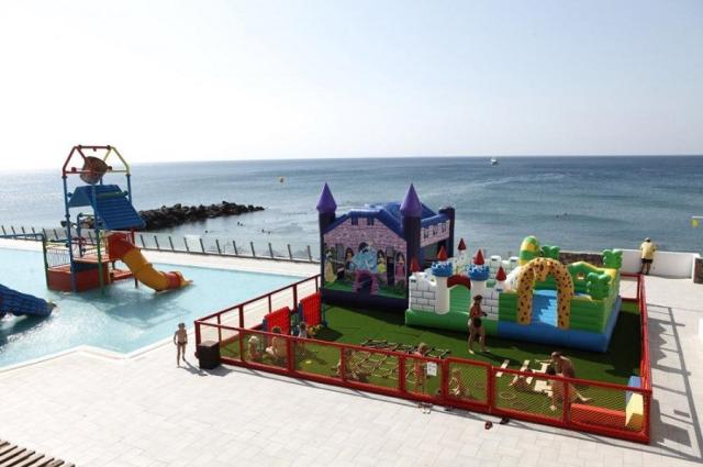 Řecko_Kréta_Ierapetra_hotel Petra Mare_skákací hrad.jpg