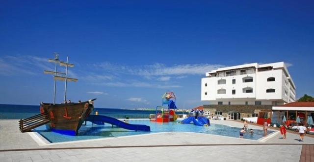 Řecko_Kréta_Ierapetra_hotel Petra Mare_loď hotel1.jpg