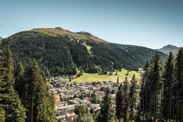 ST_3x2_Davos-view-of-the-village_33018.jpg