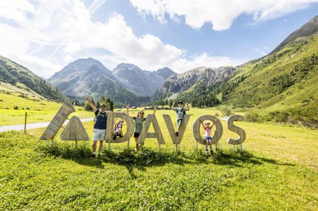 2024 Familienshooting Fotopoint Sertig Sommer mit Familie (C) M