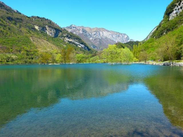 Lago_di_Garda_italie-jezero-tenno.jpeg