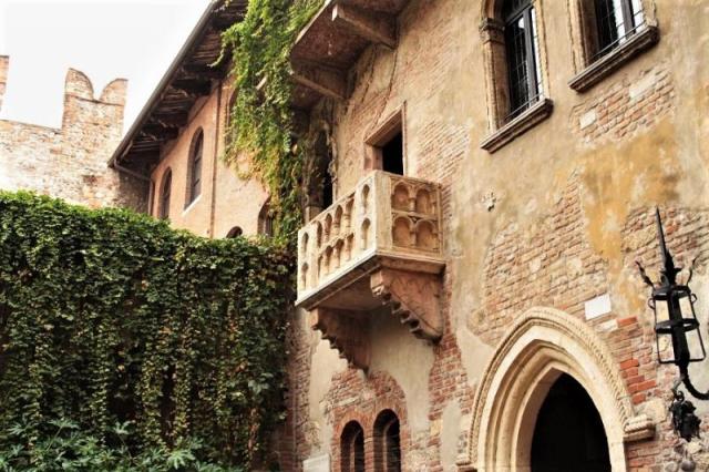 Lago_di_Garda_verona-julia-balcony.jpeg