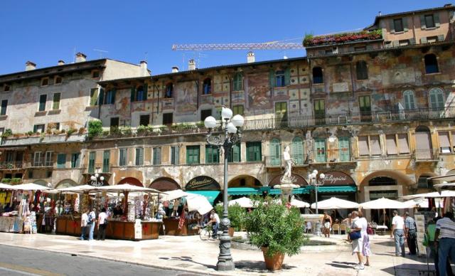 Lago_di_Garda_ve-verone-verona-piazza-delle-erbe.jpeg