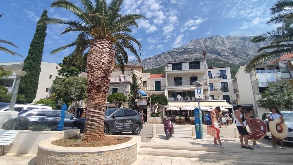 No name Baška Voda - pokoje s polopenzí