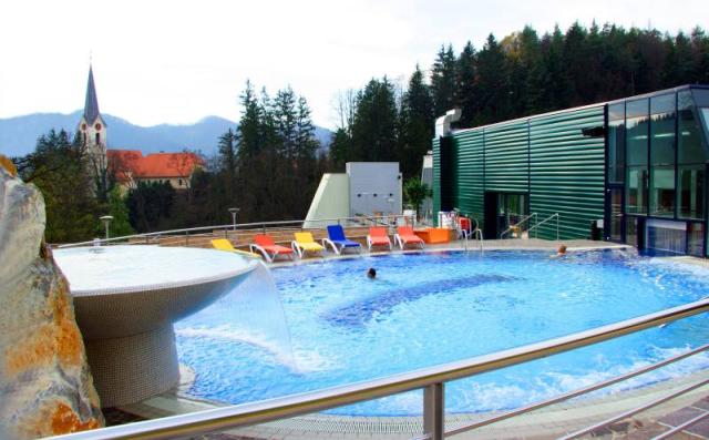 venkovní bazén u hotelu Vita