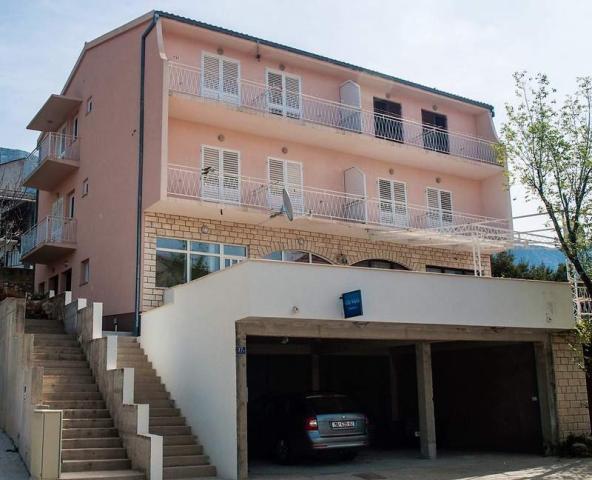 Vila Nikola, studia jsou v levé čáasti domu včetně bočních stud