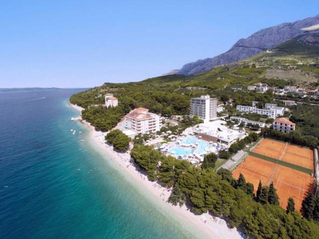 hotel Neptun a depandance Maslinik (vpravo od hotelu)