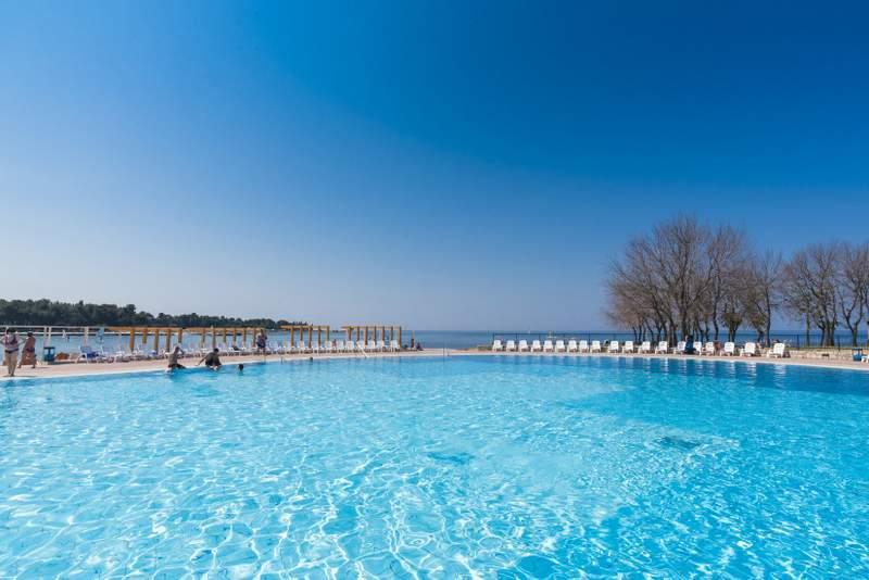 bazén v resortu
