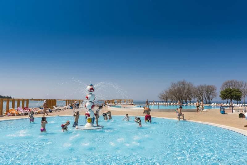 bazén v resortu Katoro