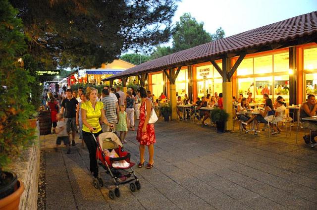 restaurace a pizzerie v zaton Holiday Resort