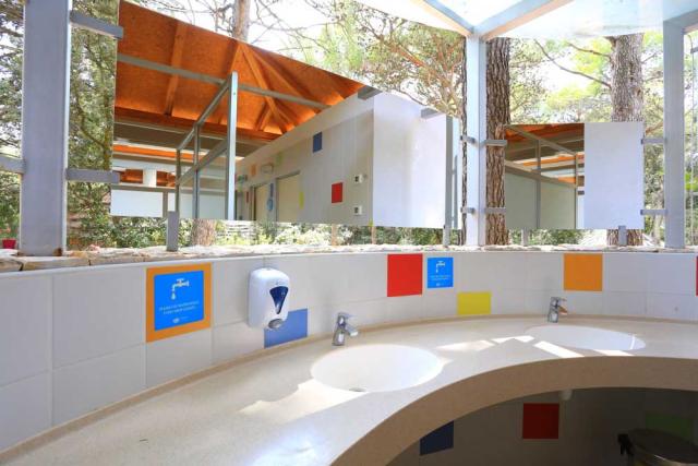 Pine Beach Pakoštane, sanitární prostor